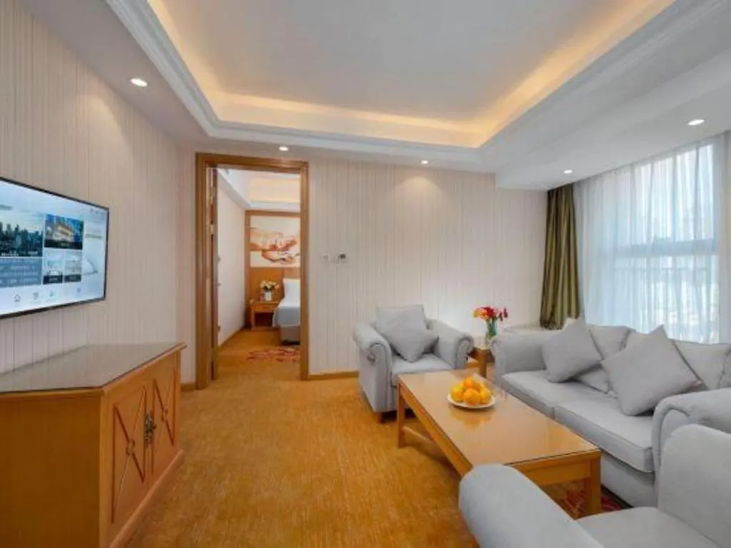 Vienna Hotel Zhengzhou Only Henan Movie Town 3*,